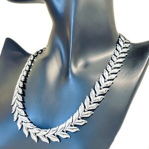 Vintage Silver Tone Leaf Choker Necklace, Mid-Century Articulated Laurel Leaf